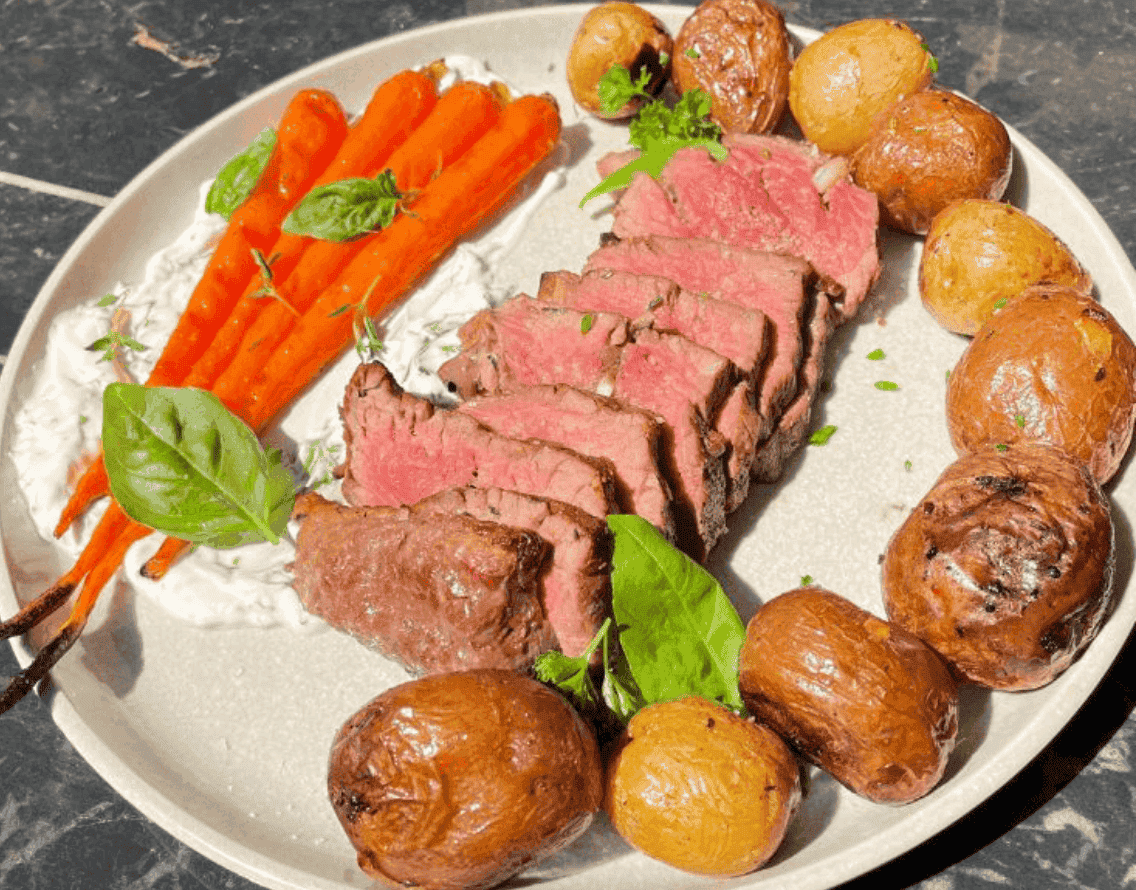 Filet mignon sauce aux herbes avec pommes de terre et carottes