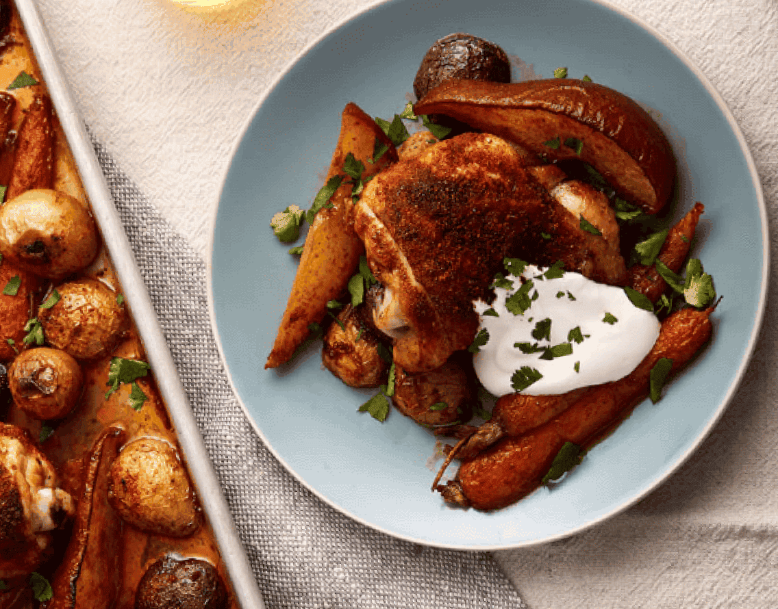 Découvre notre recette de poulet sur la plaque au paprika fumé, poires, pommes de terre et carottes
