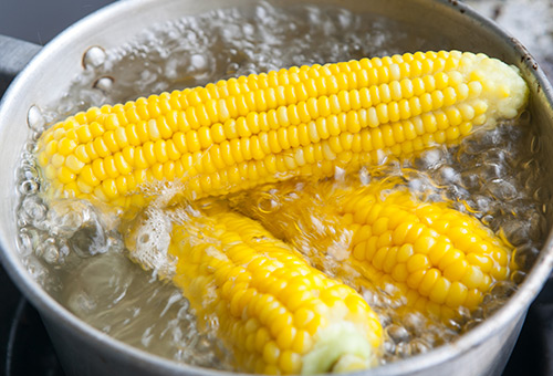 Cuisson du maïs dans l'eau bouillante