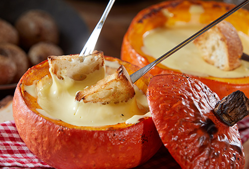 Une fondue au fromage dans une citrouille