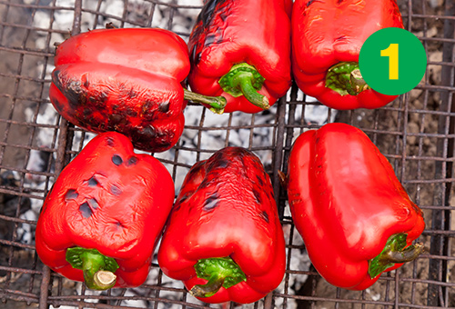 Des poivrons rouges grillés sur le barbecue