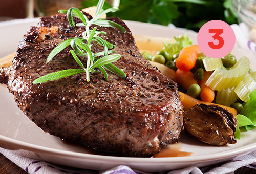 Un steak de faux-filet bien accompagné