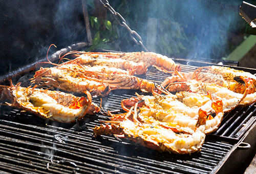 Des queues de homard à l'ail sur le grill