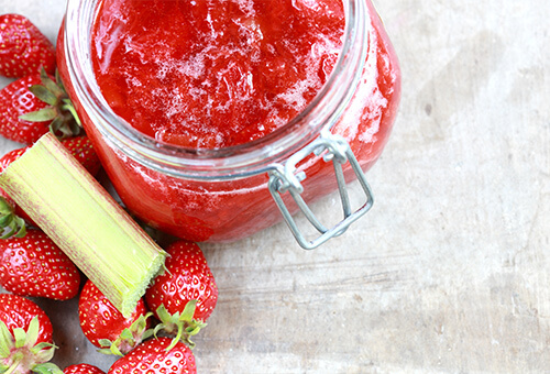 La confiture à la rhubarbe et aux fraises de grand-maman