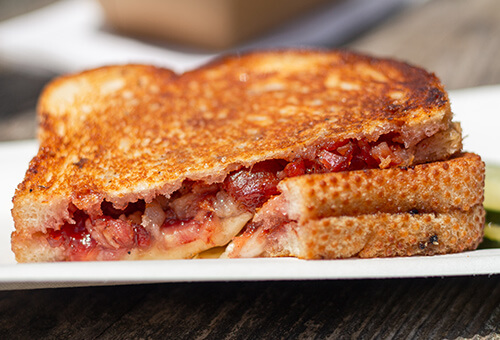 Grilled cheese au bacon et à la confiture de rhubarbe