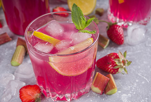 Une limonade à la rhubarbe et aux fruits des champs pour se rafraîchir