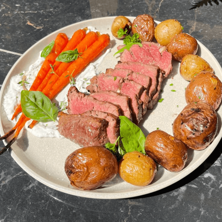 Filet mignon sauce aux herbes avec pommes de terre et carottes