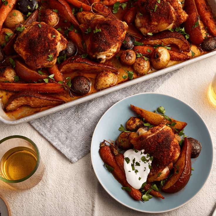 poulet sur la plaque au paprika fumé, poires, pommes de terre et carottes