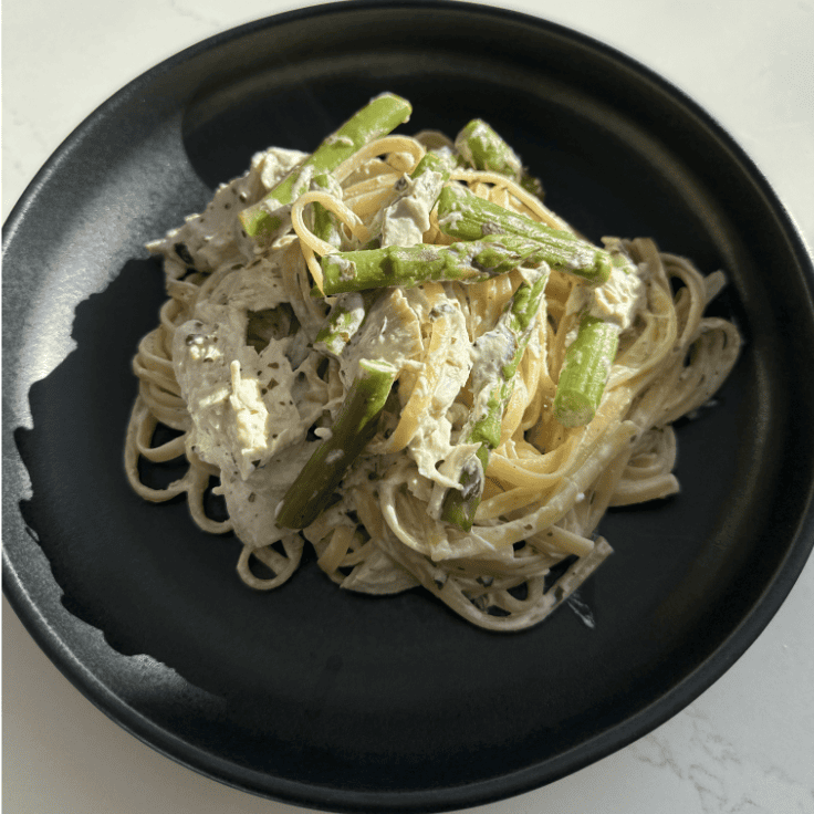 pâtes crémeuses aux asperges et poulet rôti