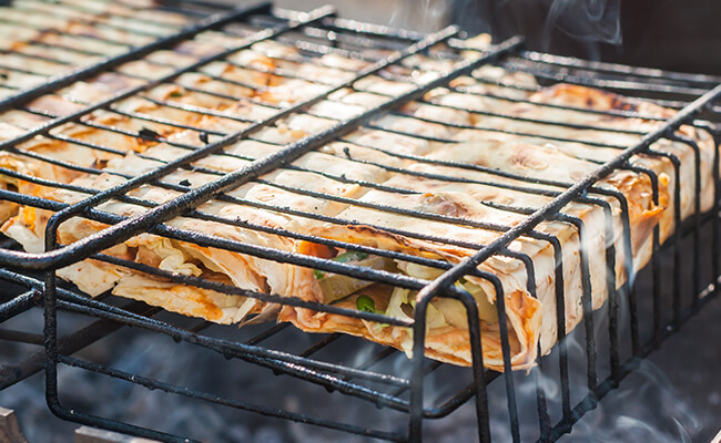 5 idées-repas faciles à faire sur un feu de camp