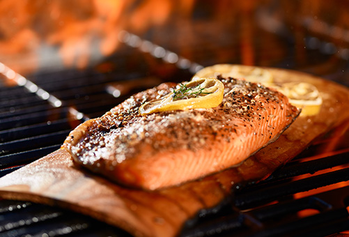 Le poisson sur planche d'érable