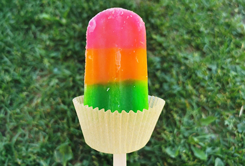 Un petit truc pour garder les doigts propres quand vous mangez des popsicles